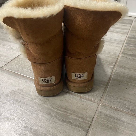 Bailey Button Chesnut Uggs - Picture 4 of 6